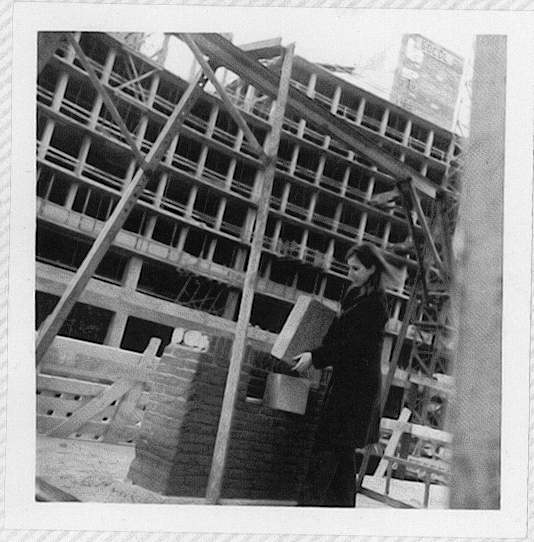 1. Â±1974. Les habitants ont tenu Ã  poser la "presque" premiÃ¨re pierre du nouvel Ã©difice de l'immeuble TrÃ´ne-Paris-de MeeÃ»s-Caroly. Photo de Marjolaine